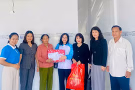 Bàn giao nhà Đại đoàn kết và trao sinh kế cho phụ nữ nghèo.