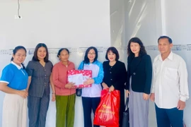 Bàn giao nhà Đại đoàn kết và trao sinh kế cho phụ nữ nghèo.