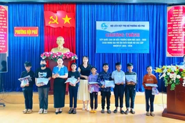 Hội Liên hiệp Phụ nữ phường Hội Phú tặng quà cho học sinh có hoàn cảnh khó khăn