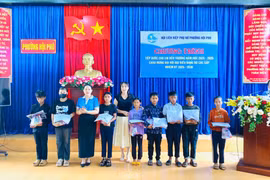 Hội Liên hiệp Phụ nữ phường Hội Phú tặng quà cho học sinh có hoàn cảnh khó khăn