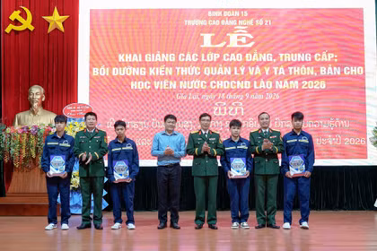 Lãnh đạo Trường Cao đẳng nghề số 21 tặng học bổng cho học sinh khó khăn. Ảnh: Trần Đức