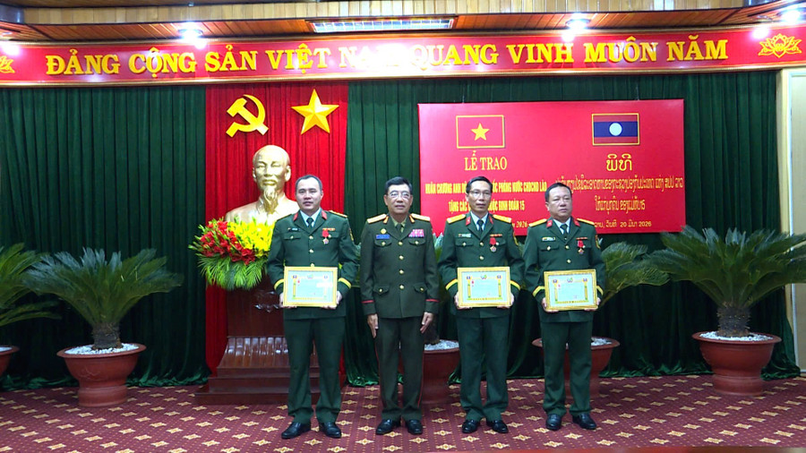 bo-quoc-phong-nuoc-cong-hoa-dan-chu-nhan-dan-lao-da-trao-huan-chuong-anh-dung-hang-ba.jpg