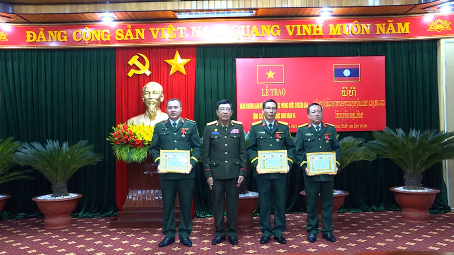 bo-quoc-phong-nuoc-cong-hoa-dan-chu-nhan-dan-lao-da-trao-huan-chuong-anh-dung-hang-ba.jpg