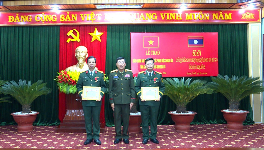 bo-quoc-phong-nuoc-chdcnd-lao-trao-huan-chuong-anh-dung-hang-hai.jpg
