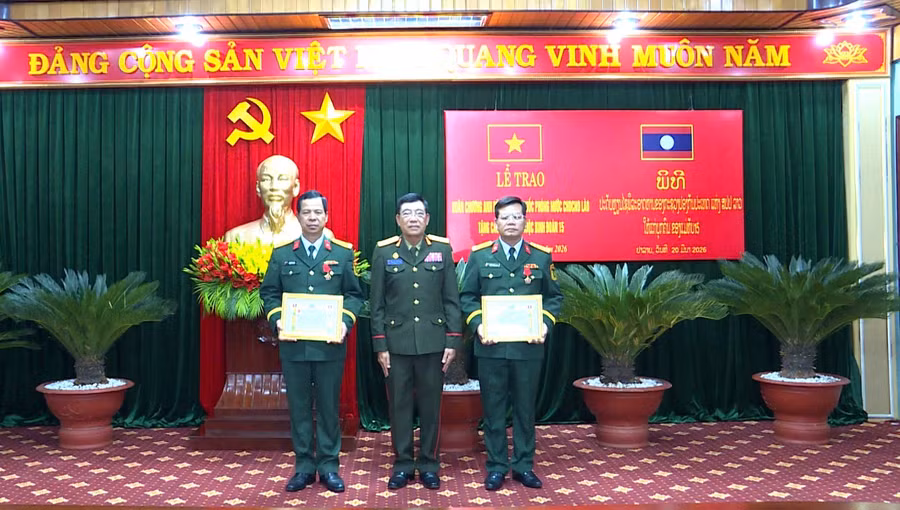 bo-quoc-phong-nuoc-chdcnd-lao-trao-huan-chuong-anh-dung-hang-hai.jpg