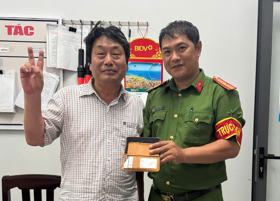 Công an phường Quy Nhơn Đông trao trả lại tài sản cho du khách Kim Jin Hak. Ảnh: M.N cong-an-phuong-quy-nhon-dong-tinh-gia-lai-trao-tra-tai-san-cho-du-khach-han-quoc.jpg