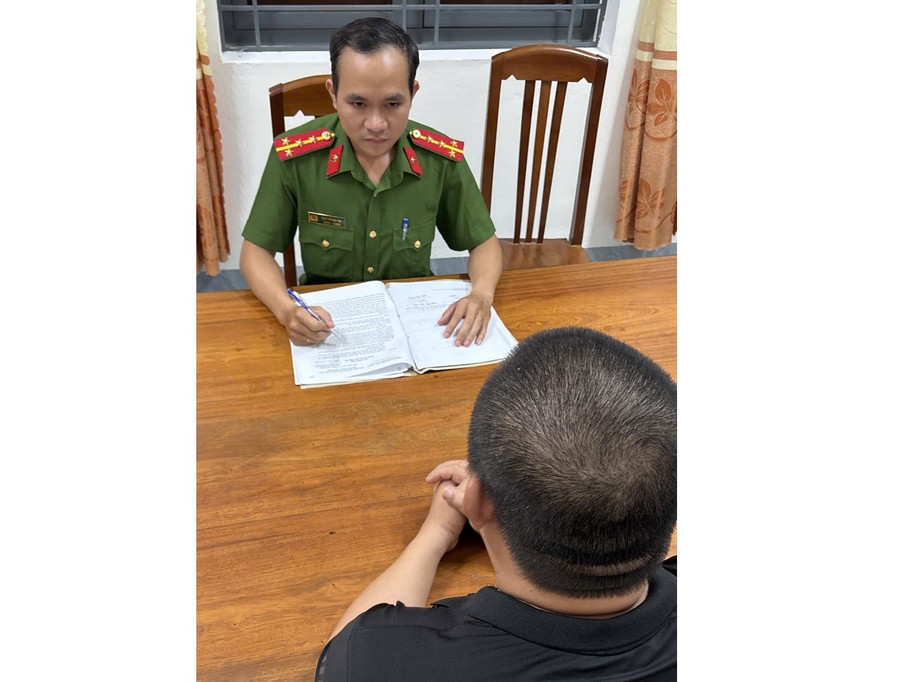 Tô Anh Dũng đầu thú tại Công an xã Ngô Mây. Ảnh: ĐVCC img-8581-wide.png