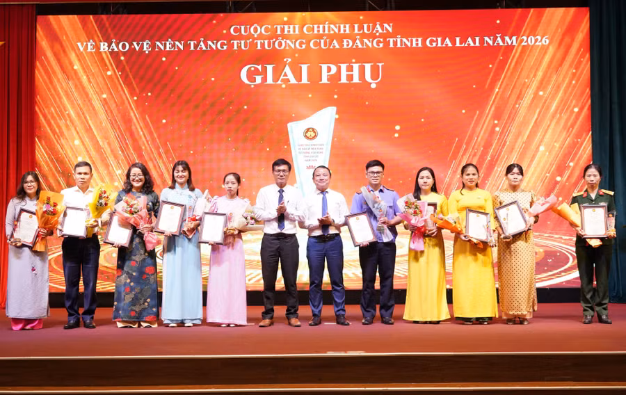 trao-giai-phu-cho-cac-tac-gia.jpg