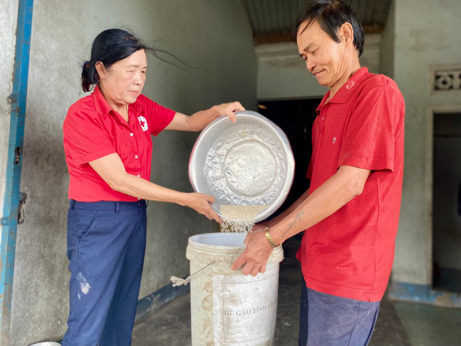 "Hủ gạo tình thương" là một trong những mô hình ý nghĩa, giúp nhiều hộ nghèo vượt qua giai đoạn khó khăn. Ảnh: M.T ba-nguyen-thi-hong-thu-nhan-gao-tu-co-so-xay-xat-de-ho-tro-cho-tre-em-ngheo-nguoi-gia-neo-don-anh-moc-tra.jpg