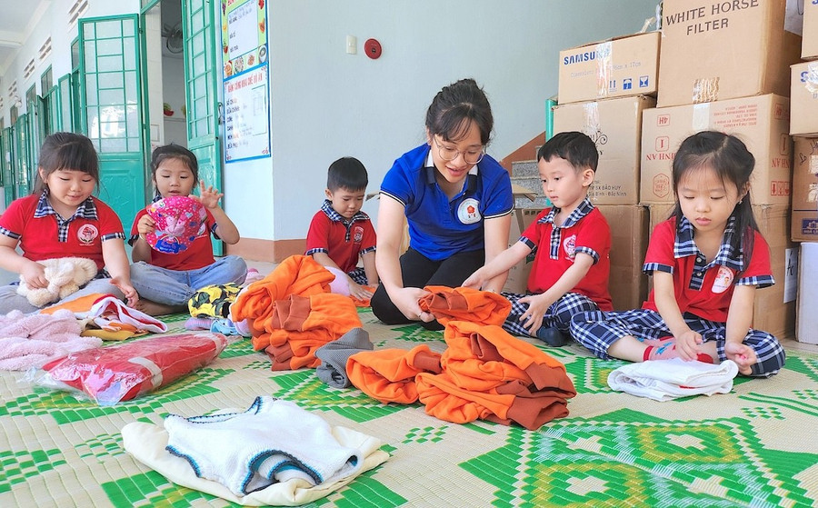 Cô trò Trường Mầm non Hoa Hồng (phường Hội Thương, TP. Pleiku) kiểm tra, phân loại quần áo cũ để chuẩn bị trao tặng cho trẻ em vùng khó trên địa bàn huyện Kông Chro năm 2024. Ảnh: Mộc Trà co-tro-truong-mam-non-hoa-hong-phuong-hoi-thuong-tp-pleiku-kiem-tra-phan-loai-quan-ao-cu-de-chuan-bi-trao-tang-cho-tre-em-vung-kho-tren-dia-ban-huyen-kong-chro-anh-moc-tra.jpg