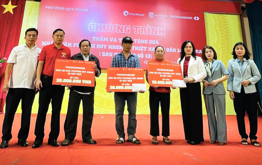 dai-dien-ngan-hang-techcombank-chi-nhanh-quy-nhon-trao-bang-tuong-trung-tang-qua-cho-cac-ho-bi-sap-nha-hoan-toan.jpg