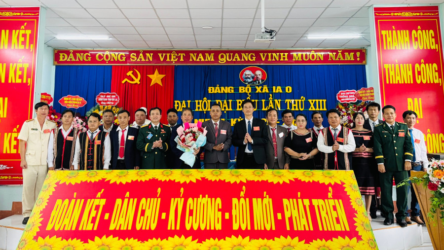 Ban Chấp hành Đảng bộ xã Ia O nhiệm kỳ 2025-2030 ra mắt nhận nhiệm vụ. Ảnh: Minh Thoan anh-2-1.jpg