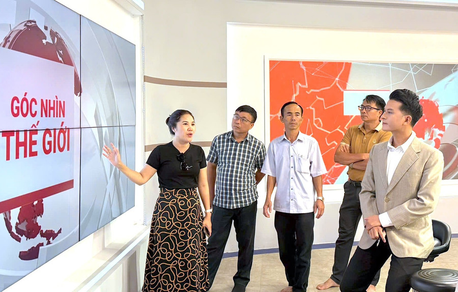 Ê-kíp thực hiện chương trình "Góc nhìn thế giới" trao đổi nghiệp vụ, chuẩn bị ra mắt số đầu tiên. Ảnh: Mộc Trà z6952803811467-6846df2a776eb9283718f2176c952da4.jpg