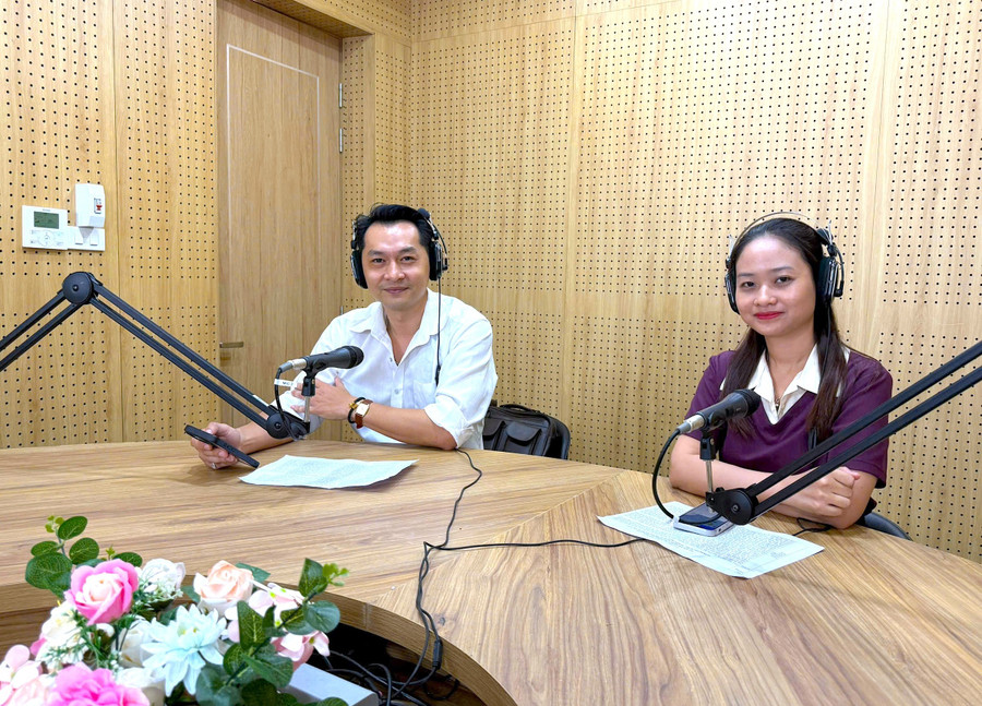 MC Nguyên Trường (bìa trái) và Minh Thảo là 2 trong số những gương mặt sẽ đồng hành cùng thính giả trong Podcast "Gia Lai ngày mới". Ảnh: Mộc Trà z6952803811262-1835691e55661f5d07752e5bec35cf31.jpg
