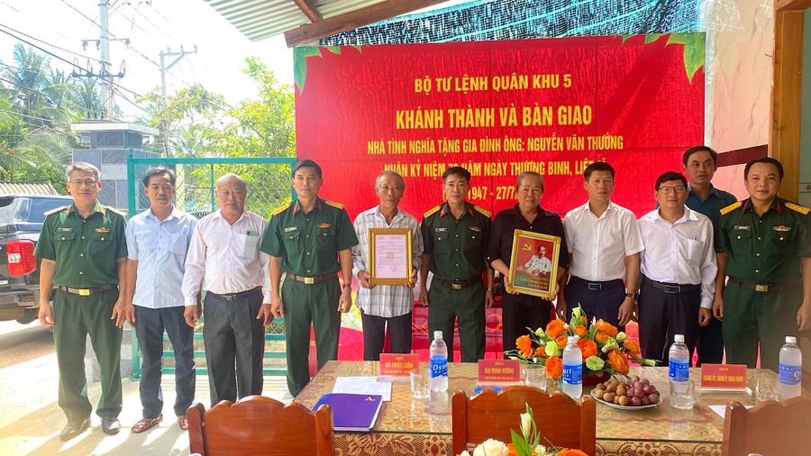 Đại diện các đơn vị trao quyết định bàn giao nhà cho ông Nguyễn Văn Thường. Ảnh: V.V trao-quyet-dinh.jpg