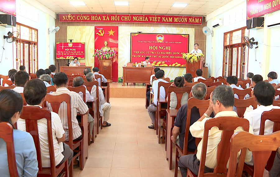 Quang cảnh buổi tiếp xúc cử tri tại xã Kim Sơn. Ảnh: H.H quang-canh-buoi-tiep-xuc-cu-tri-tai-xa-kim-son.jpg