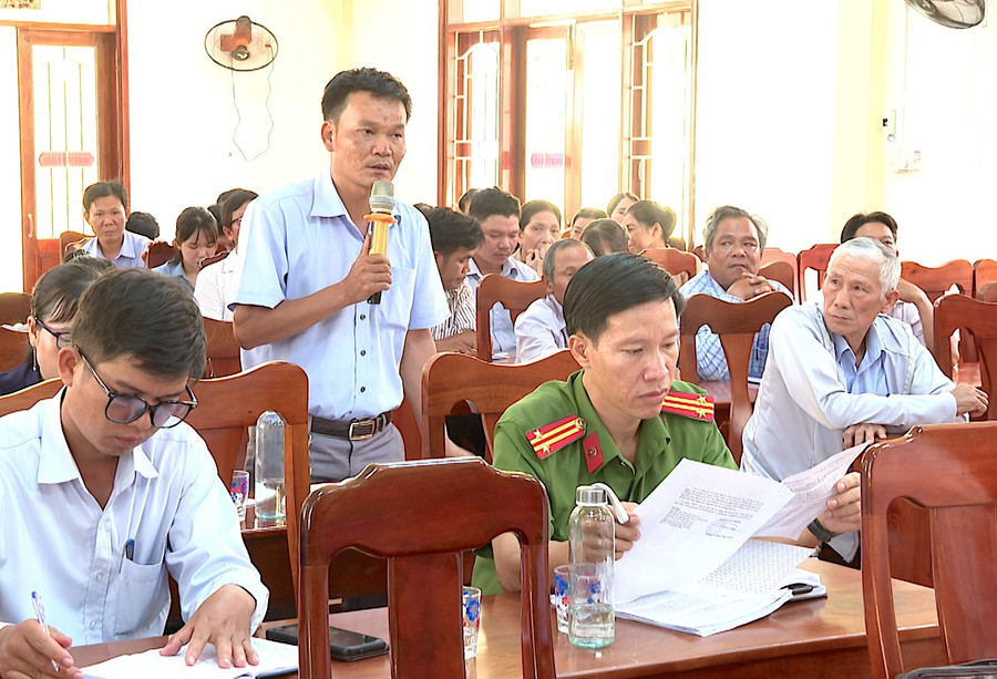 Cử tri xã Kim Sơn nêu kiến nghị với đại biểu Quốc hội. Ảnh: H.H dd9e2889-1f09-4fea-868e-a2df46a6409f.jpg