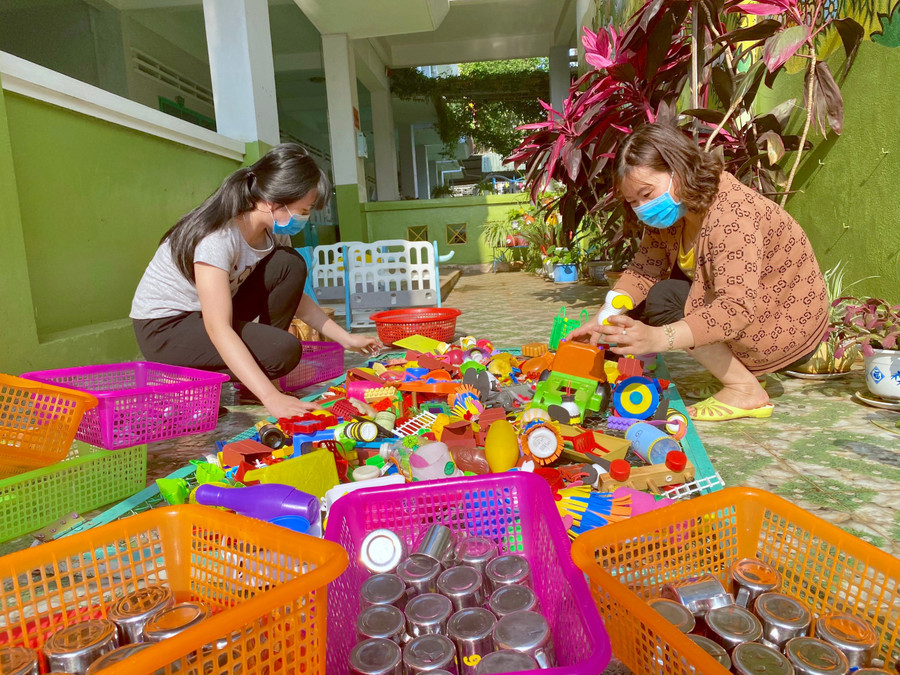 Thường xuyên khử khuẩn, giữ gìn vệ sinh đồ dùng, đồ chơi cho trẻ là một trong những biện pháp phòng-chống bệnh tay chân miệng tại các cơ sở giáo dục mầm non. Ảnh: Mộc Trà 4.jpg