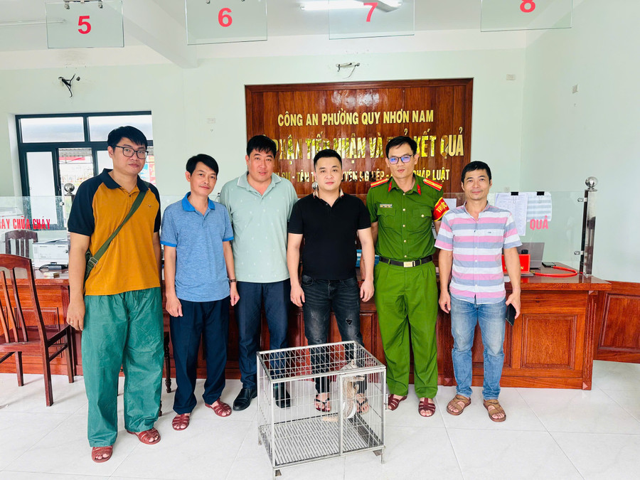 Anh Nguyễn Thiện Quang tự nguyện giao nộp cá thể tê tê cho Công an và UBND phường Quy Nhơn Nam. Ảnh: Đ.V anh-1.jpg