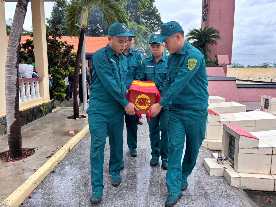Hài cốt liệt sĩ Huỳnh Hưng được an táng tại nghĩa trang liệt sĩ xã Phước Hòa. Ảnh: X.V hai-cot-liet-si-huynh-hung-duoc-an-tang-tai-nghia-trang-liet-si-xa-phuoc-hoa.jpg