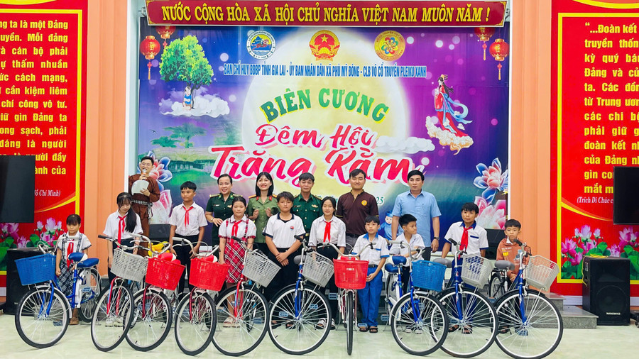Các đơn vị tặng xe đạp cho học sinh có hoàn cảnh khó khăn. Ảnh: C.C cac-don-vi-trao-tang-xe-dap-cho-cac-em-hoc-sinh-co-hoan-canh-kho-khan-tren-dia-ban.jpg