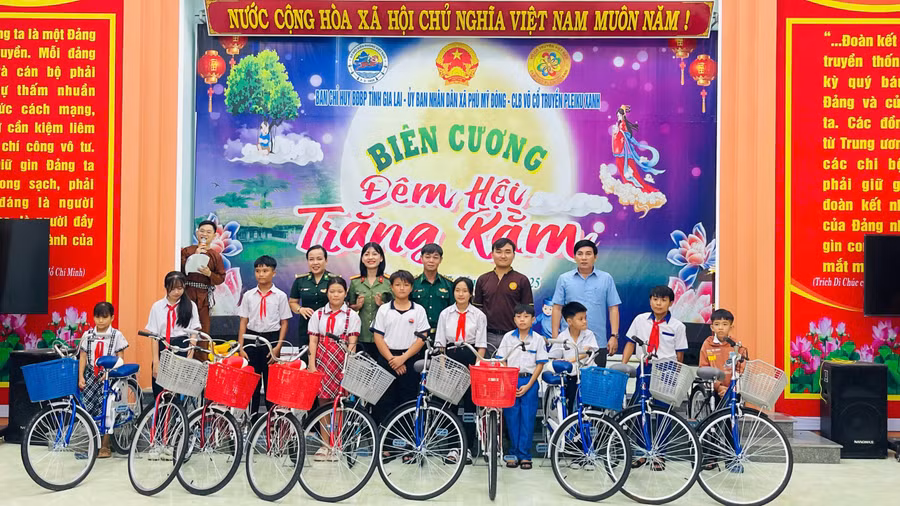 cac-don-vi-trao-tang-xe-dap-cho-cac-em-hoc-sinh-co-hoan-canh-kho-khan-tren-dia-ban.jpg