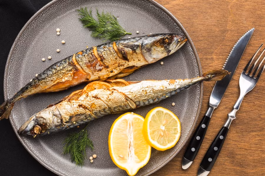 Cá biển mang lại lợi ích trong việc giảm huyết áp, hạn chế xơ vữa động mạch và bảo vệ chức năng gan, thận - những cơ quan thường chịu ảnh hưởng nặng nề ở bệnh nhân tiểu đường. Ảnh: VnExpress