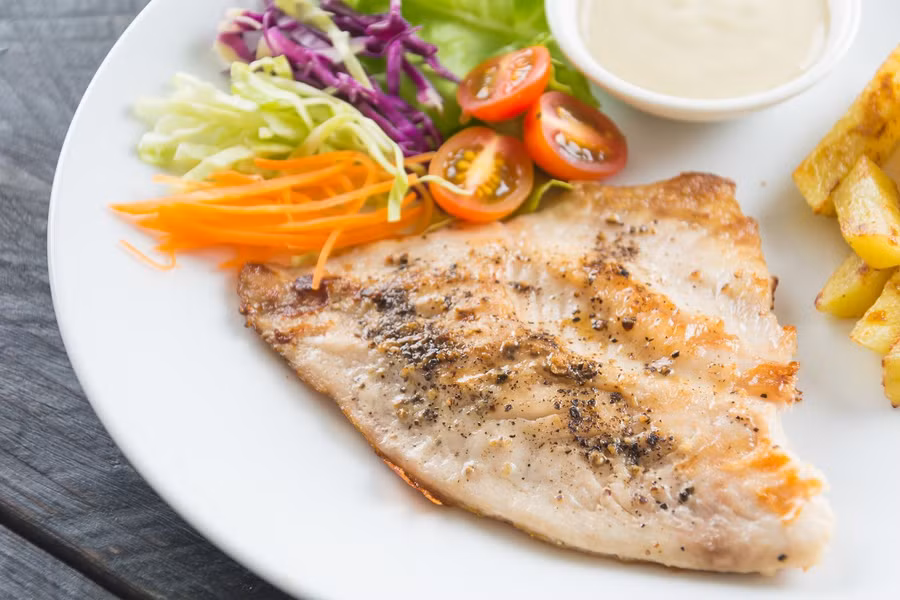 Cá tuyết giàu protein và omega-3, có tác dụng giảm cholesterol xấu và hỗ trợ chống viêm. Ảnh: VnExpress