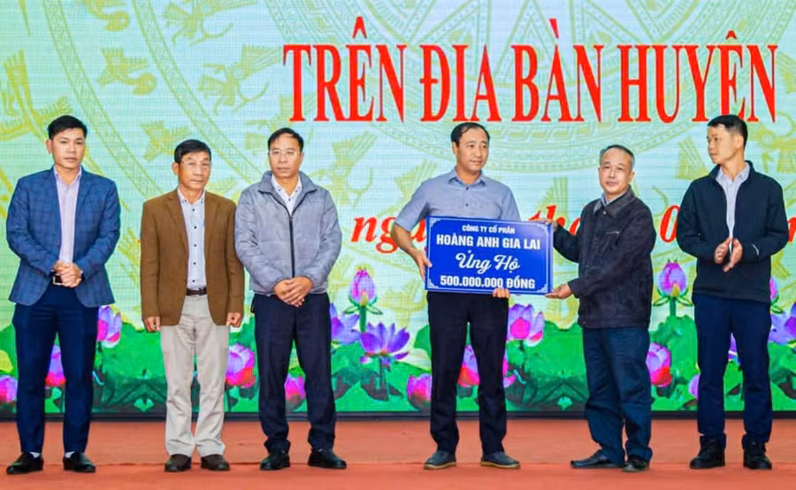 ong-tran-duc-phu-uy-vien-ban-thuong-vu-huyen-uy-chu-tich-uy-ban-mttq-viet-nam-huyen-dak-doa-vi-tri-thu-3-tu-phai-sang-tiep-nhan-ung-do-cua-doanh-nghiep-anh-nt.jpg