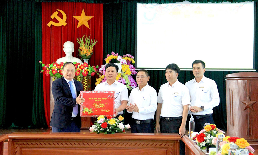pho-chu-tich-ubnd-tinh-duong-mah-tiep-tham-chuc-tet-cac-don-vi-phuc-vu-tet-nguyen-dan.jpg