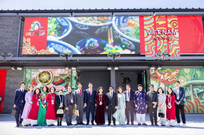 Các đại biểu chụp ảnh lưu niệm trước Nhà Triển lãm Việt Nam tại EXPO 2025 Osaka. Ảnh: Bộ VH-TT và DL cac-dai-bieu-truoc-nha-trien-lam-viet-nam-tai-expo-2025-osaka.jpg
