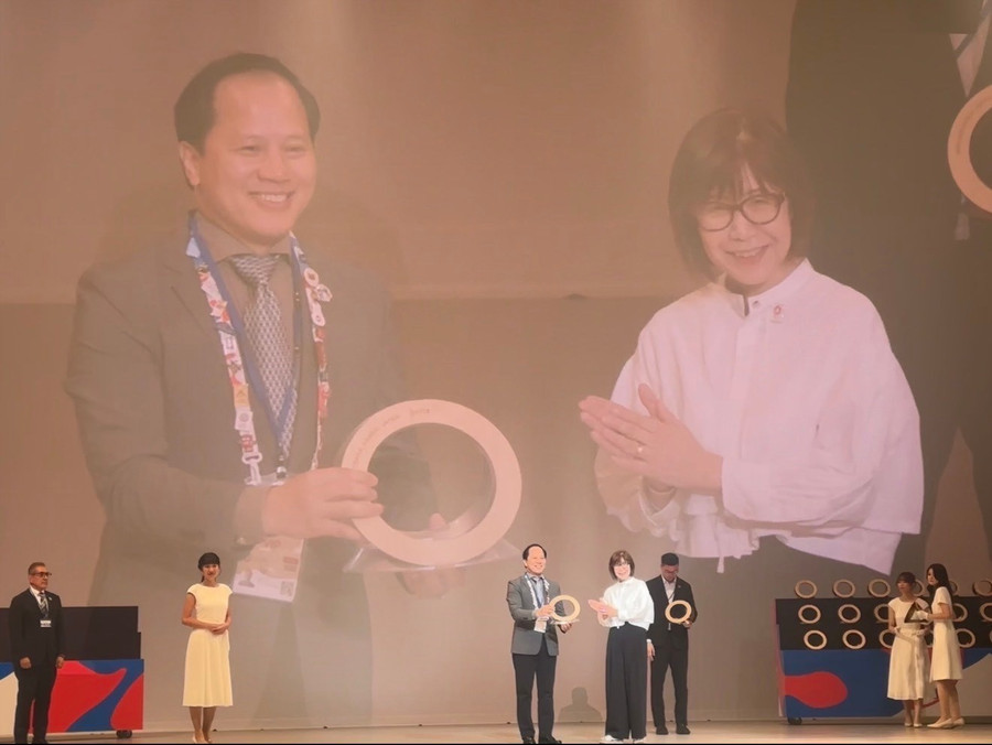 Ông Trần Nhất Hoàng-Phó Tổng đại diện Việt Nam tại EXPO 2025 Osaka đại diện nhận giải giải bạc dành cho Nhà Triển lãm có “Thiết kế trưng bày xuất sắc nhất”. Ảnh: Bộ VH-TT và DL ong-tran-nhat-hoang-pho-tong-dai-dien-viet-nam-tai-expo-2025-osaka-dai-dien-nhan-giai-giai-bac-danh-cho-nha-trien-lam-co-thiet-ke-trung-bay-xuat-sac-nhat.jpg