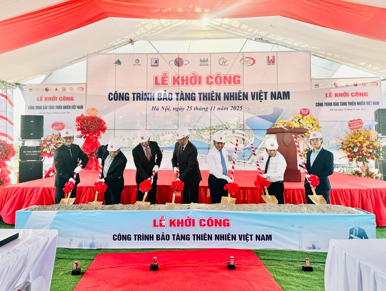 cac-dai-bieu-thuc-hien-nghi-thuc-khoi-cong-cong-trinh-bao-tang-thien-nhien-viet-nam.jpg