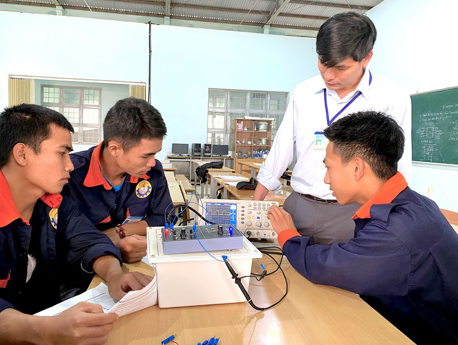 Sinh viên Trường Cao đẳng Gia Lai trong một tiết thực hành. Ảnh: M.T z6567311627067-23f56aa627ea867c3afef3349d03ffb3.jpg
