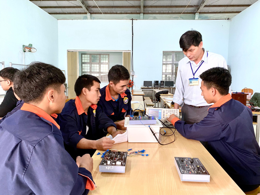 Bộ GD&DT cũng đề nghị các cơ sở giáo dục nghề nghiệp tạm dừng công tác quy hoạch và xem xét bổ nhiệm mới đối với các chức vụ giám đốc, phó giám đốc, hiệu trưởng, phó hiệu trưởng cho đến khi có hướng dẫn mới. Ảnh minh họa: M.T a2-nhieu-nganh-nghe-thuoc-nhom-cong-nghe-ky-thuat-cua-truong-cao-dang-gia-lai-dap-ung-kha-tot-nhu-cau-cua-xa-hoi-anh-hong-thi.jpg