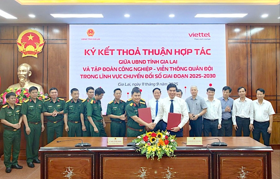UBND tỉnh Gia Lai và Viettel ký thỏa thuận hợp tác về chuyển đổi số vào chiều 11-9. Ảnh: Dũng Nhân ubnd-tinh-gia-lai-va-viettel-ky-thoa-thuan-hop-tac-ve-chuyen-doi-so.jpg