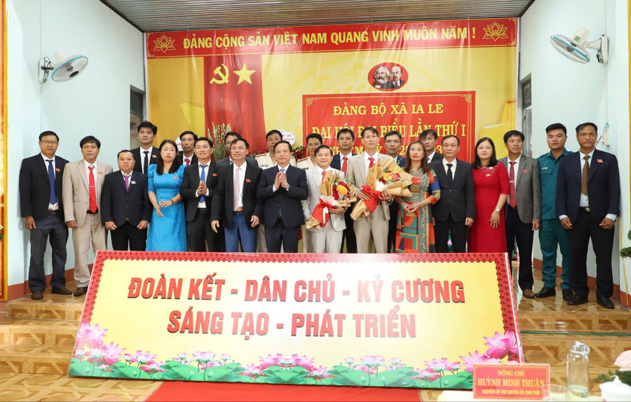 Ban Chấp hành Đảng bộ xã Ia Le nhiệm kỳ 2025-2030 ra mắt nhận nhiệm vụ. Ảnh: N.D z6905994984670-13e42e1ba8861daae0e6a6f3ce3fe6f6.jpg
