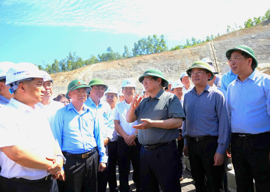 thu-tuong-chinh-phu-kiem-tra-du-an-cao-toc-quang-ngai-hoai-nhon-va-duong-cat-ha-canh-so-2-san-bay-phu-cat-7050.jpg