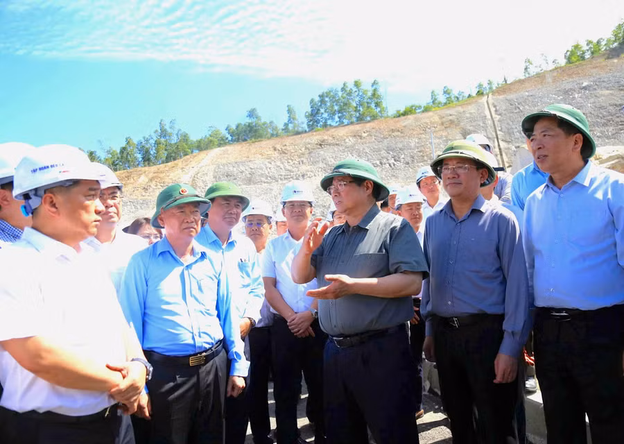 thu-tuong-chinh-phu-kiem-tra-du-an-cao-toc-quang-ngai-hoai-nhon-va-duong-cat-ha-canh-so-2-san-bay-phu-cat-7050.jpg