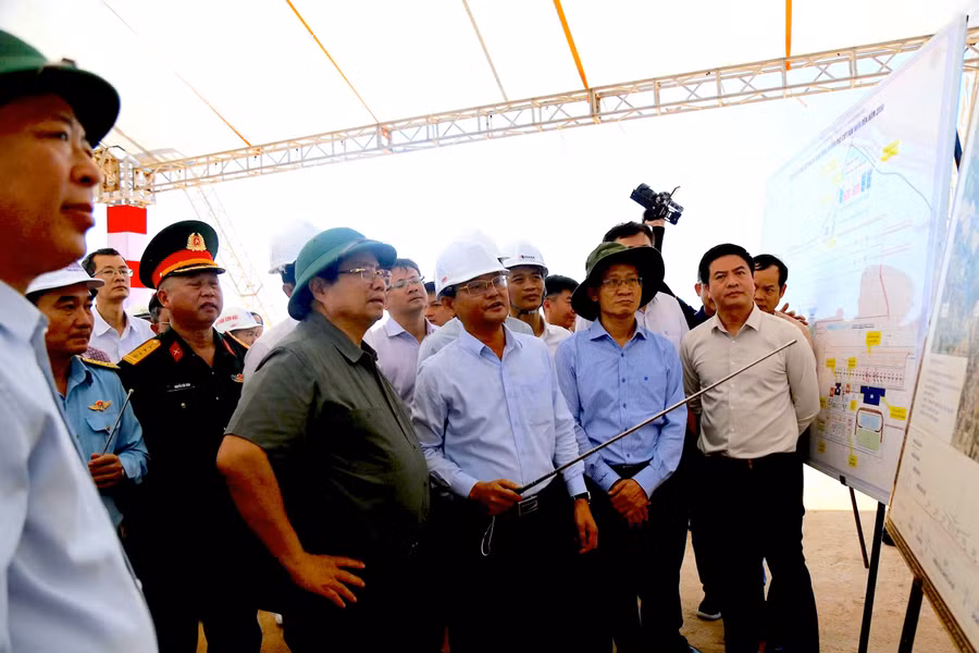 thu-tuong-chinh-phu-kiem-tra-du-an-cao-toc-quang-ngai-hoai-nhon-va-duong-cat-ha-canh-so-2-san-bay-phu-cat.jpg