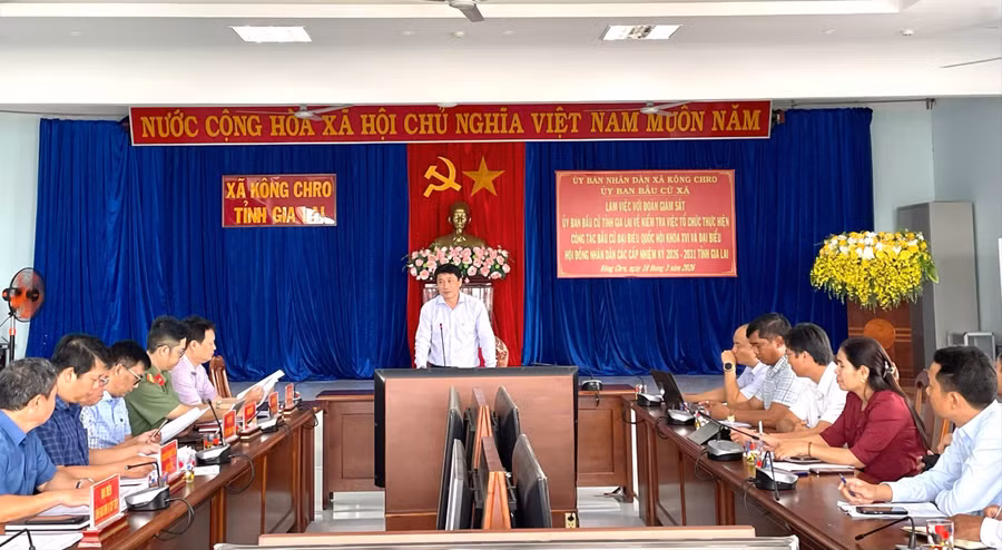 chu-nhiem-uy-ban-kiem-tra-tinh-uy-huynh-quoc-huy-kiem-tra-cong-tac-bau-cu-tai-xa-kong-chro.jpg