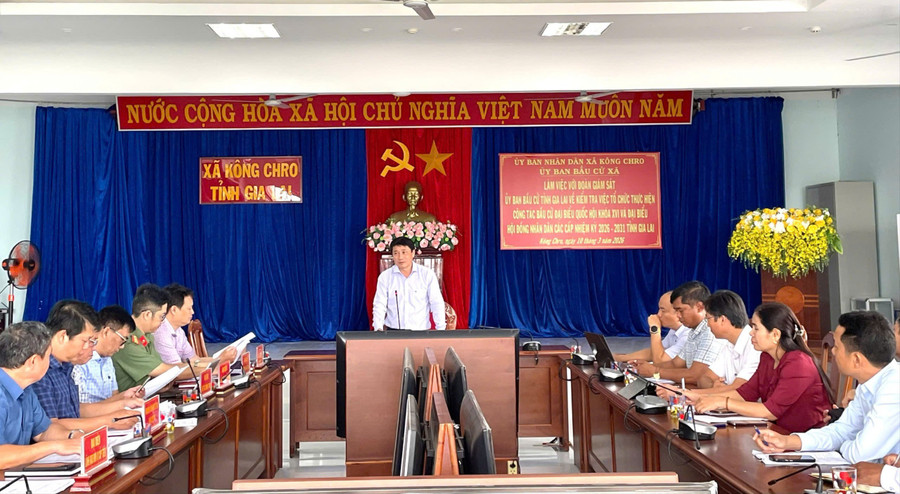 chu-nhiem-uy-ban-kiem-tra-tinh-uy-huynh-quoc-huy-kiem-tra-cong-tac-bau-cu-tai-xa-kong-chro.jpg