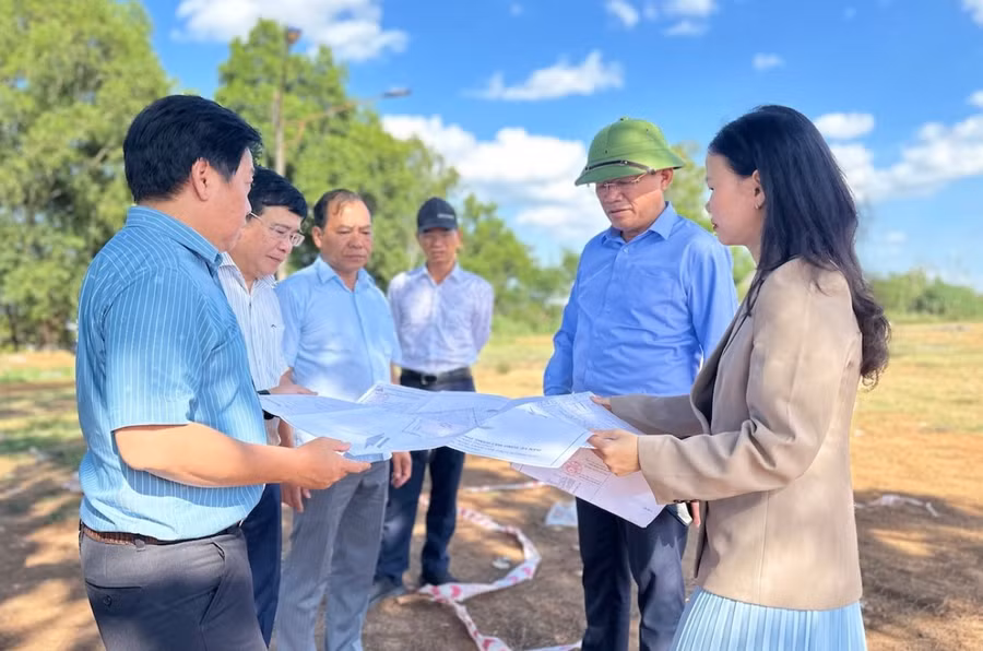 chu-tich-ubnd-tinh-pham-anh-tuan-kiem-tra-du-an-trung-tam-thuong-mai-so-27-nguyen-van-cu-phuong-dien-hong-anh-ha-duy.jpg