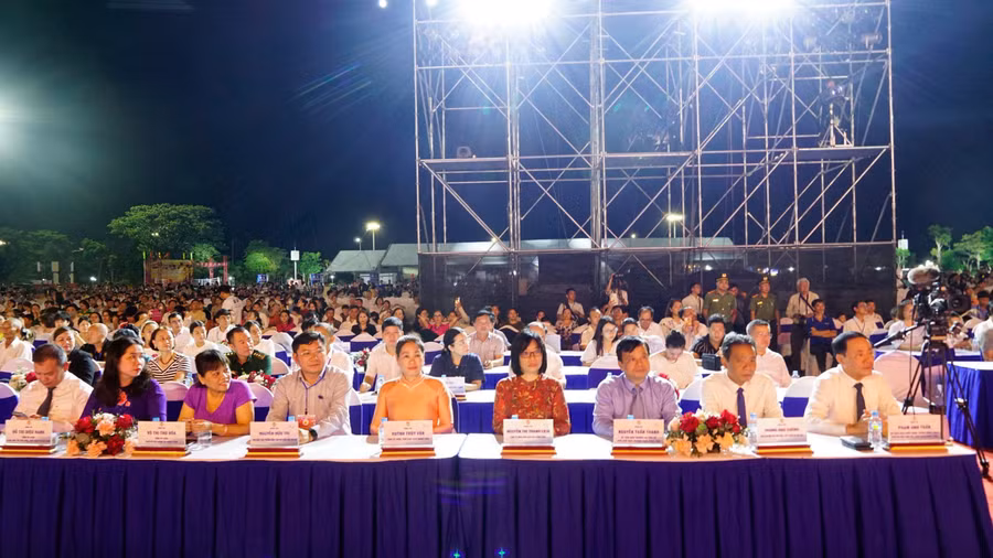 lanh-dao-du-khai-mac-lien-hoan.jpg