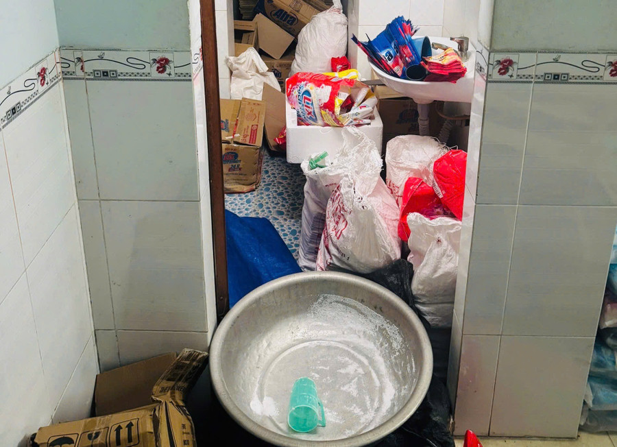 Các bao bì và dụng cụ làm hàng giả bị phát hiện. Ảnh: Nhỹ Khang 3.jpg