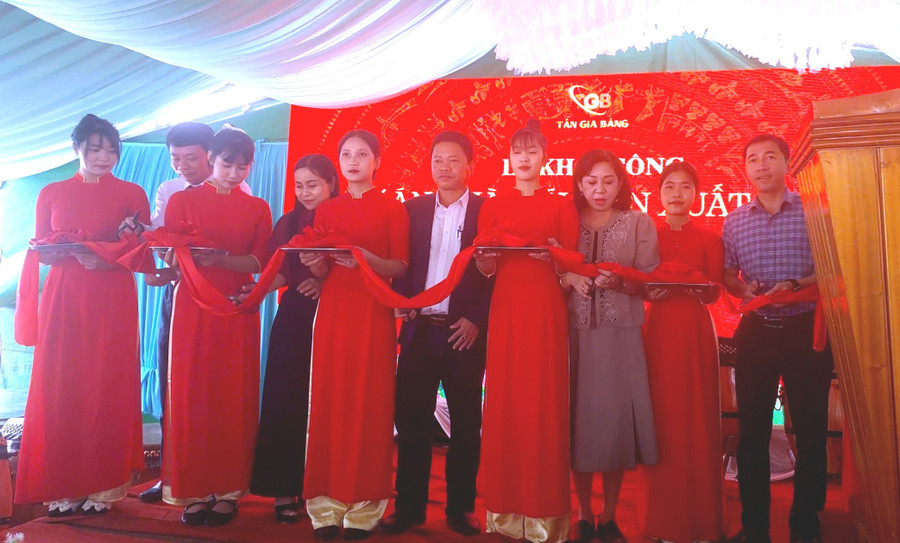 Các đại biểu thực hiện nghi thức cắt băng khởi công Dự án. Ảnh: N.D z6921750694958-d9f6cc3f07eebb68781718d8c957dcff.jpg