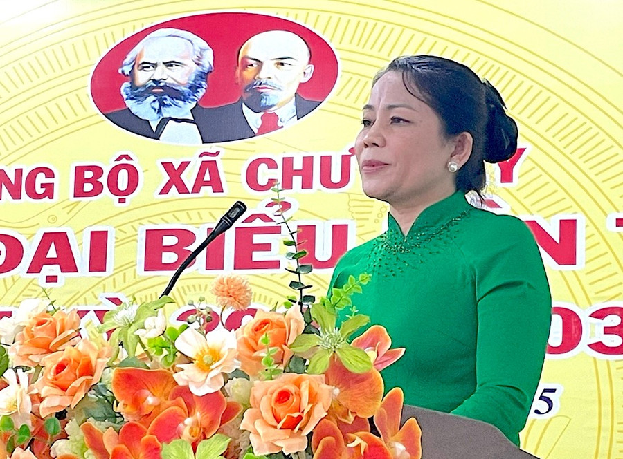 Đồng chí Nguyễn Thị Phong Vũ-Ủy viên Ban Thường vụ Tỉnh ủy, Trưởng Ban Tuyên giáo và Dân vận Tỉnh ủy phát biểu chỉ đạo tại Đại hội. Ảnh: Ngọc Sang z6922097112918-1302148c617fd45599d8cc2f01439ef3.jpg