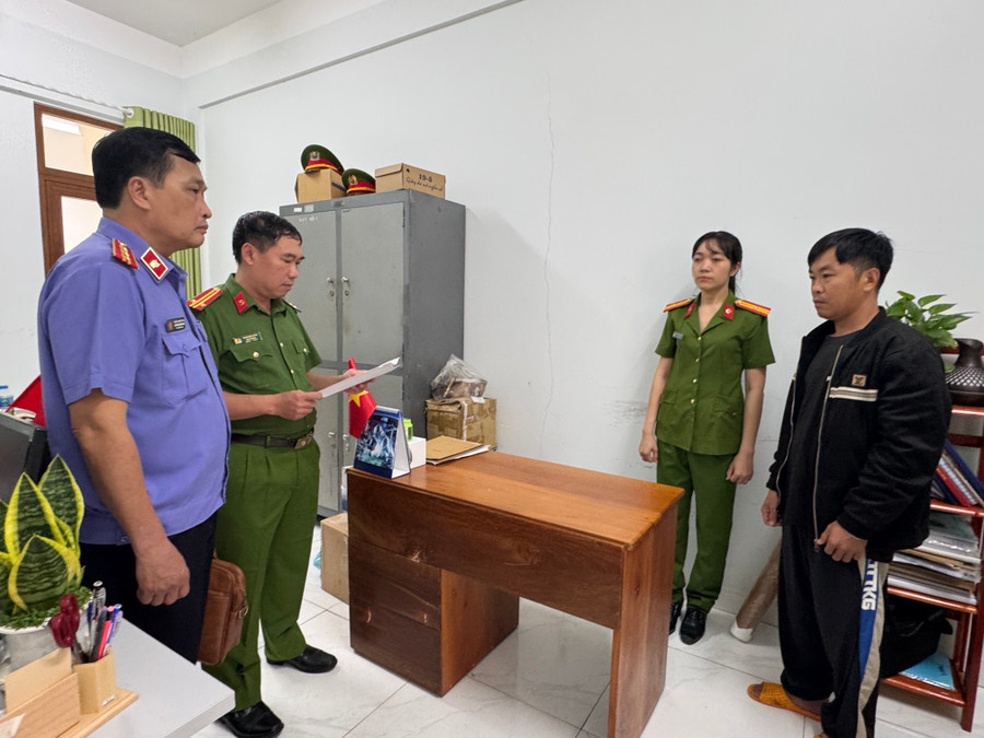 Cơ quan Cảnh sát điều tra Công an tỉnh Gia Lai thi hành lệnh bắt đối với Nguyễn Văn Hạnh. Ảnh: Nguyễn Giang thi-hanh-lenh-bat-doi-voi-nguyen-van-hanh.jpg