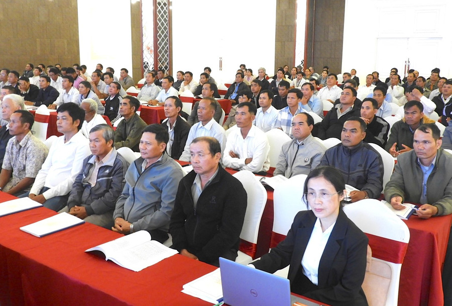 Đại biểu nghe phổ biến các quy định pháp luật về tín ngưỡng, tôn giáo. Ảnh: Thanh Nhật dai-bieu-chuc-sac-cua-dao-cong-giao-va-tin-lanh-khu-vuc-phia-tay-tinh-gia-lai-nghe-pho-bien-cac-quy-dinh-phap-luat-ve-tin-nguong-ton-giao-anh-thanh-nhat-dscn6766.jpg