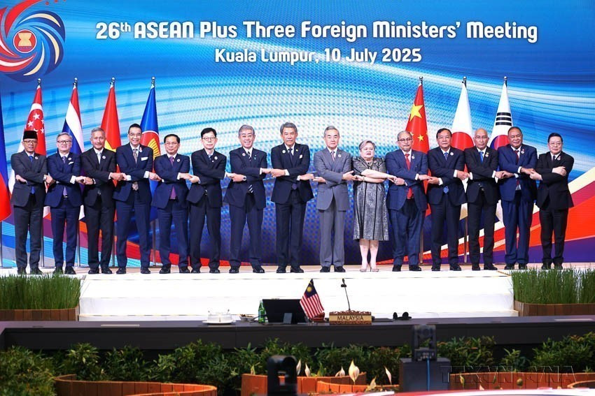 Phó Thủ tướng Bùi Thanh Sơn (thứ 5 từ trái sang)-Bộ trưởng Ngoại giao với các Bộ trưởng ASEAN tại Hội nghị Bộ trưởng Ngoại giao ASEAN +3b ở Malaysia vào ngày 10-7-2025. Ảnh: TTXVN phan-dau-den-nam-2045-co-khoang-150-co-quan-dai-dien-viet-nam-tren-toan-the-gioi.jpg